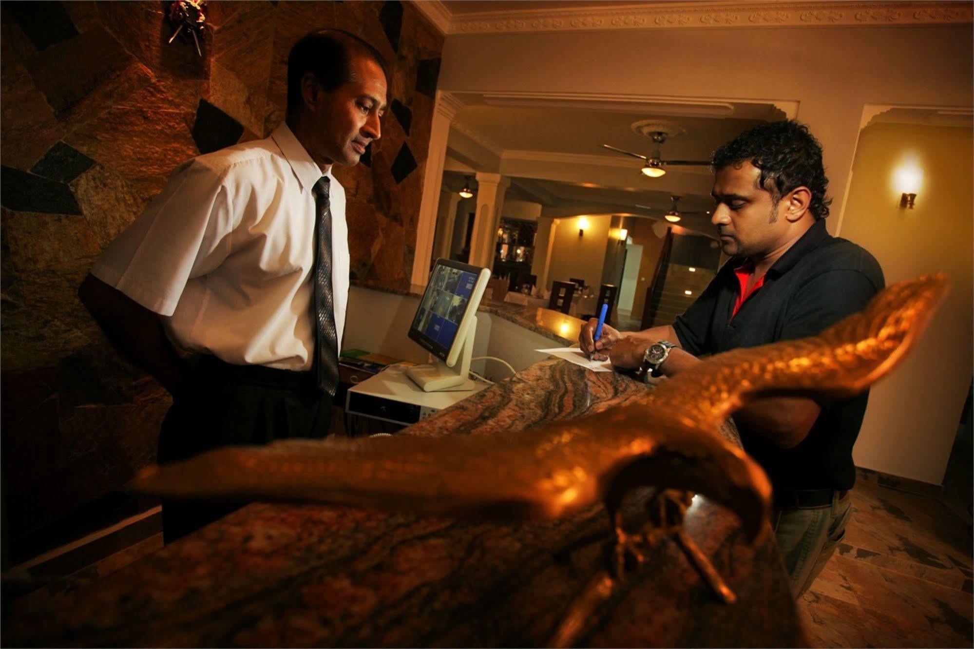 Hotel Travellers Nest Kandy Exterior foto